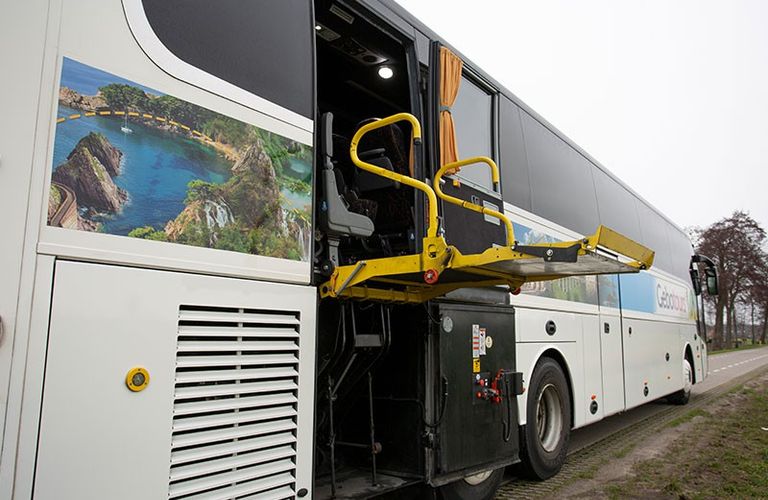 Rolstoeltouringcar huren
