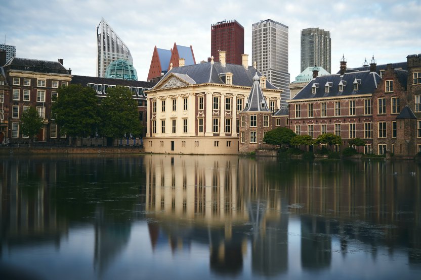 Touringcar Den Haag met chauffeur van HelloBUS 