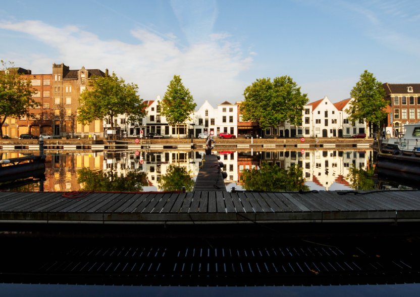 Touringcar met chauffeur in Vlaardingen met HelloBUS