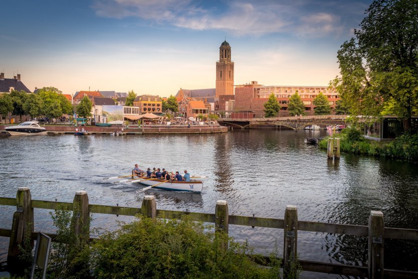 Touringcar Zwolle met chauffeur van HelloBUS 